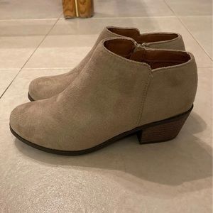 Lovemark beige booties